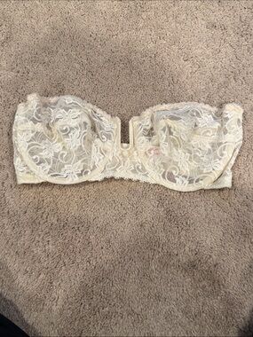 Vintage Strapless Lace Bandeau Bra in Cream